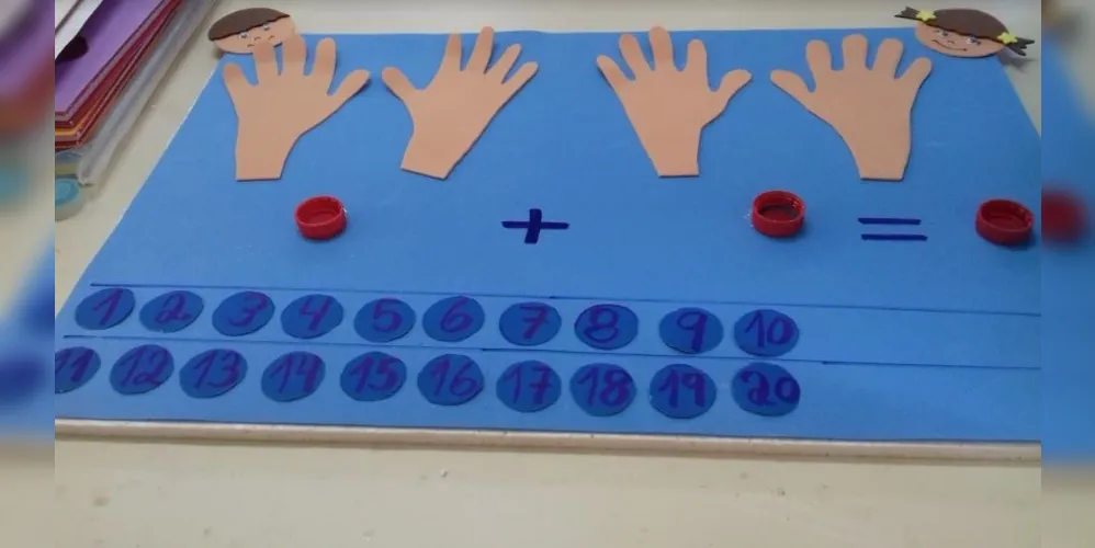 Imagem ilustrativa da imagem Atividade com dedos explora conceitos matemáticos em sala