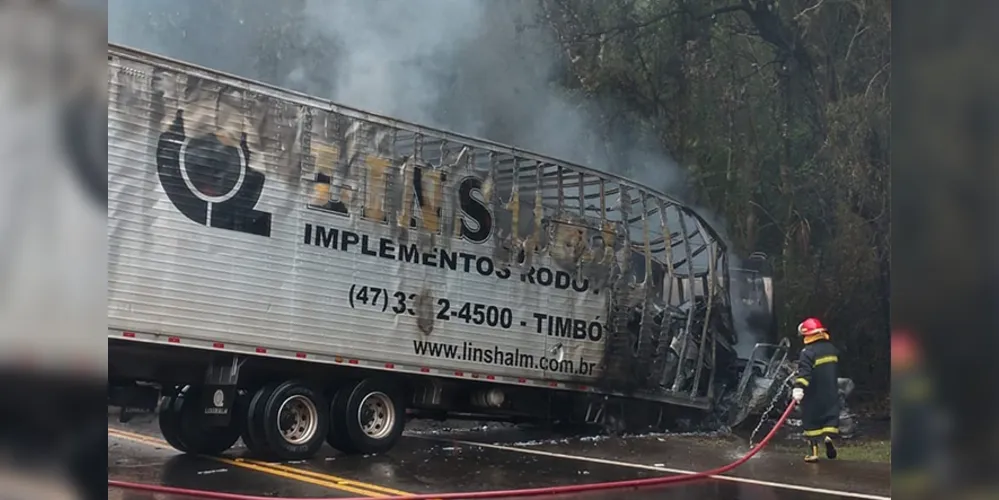 Fogo consumiu um dos caminhões após o acidente