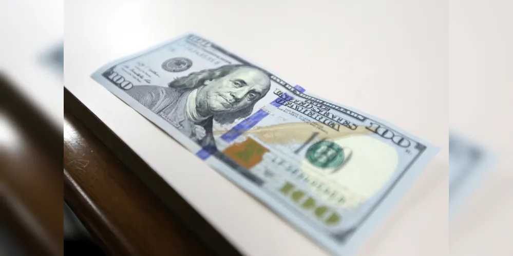 Imagem ilustrativa da imagem Dólar tem baixa e fecha semana em R$ 4,047
