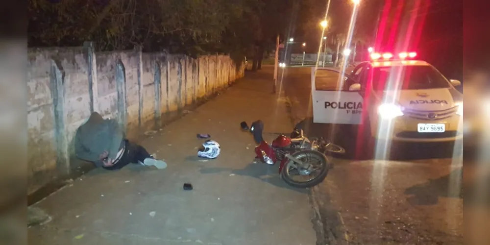Imagem ilustrativa da imagem Em PG, motociclista bêbado cai ao tentar fugir da PM