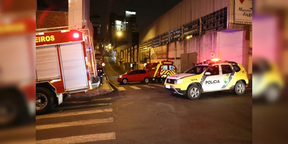 Imagem ilustrativa da imagem Carro capota após batida no Centro de Ponta Grossa