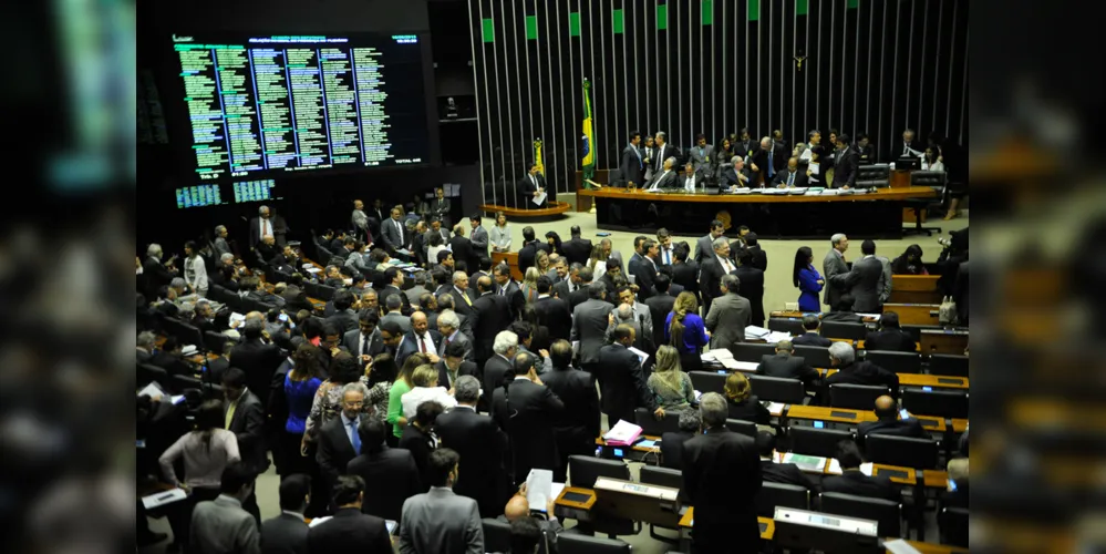 O Plenário da Câmara dos Deputados iniciou sessão extraordinária destinada a continuar as votações, por temas, da reforma política (Fabio Rodrigues Pozzebom/Agência Brasil)