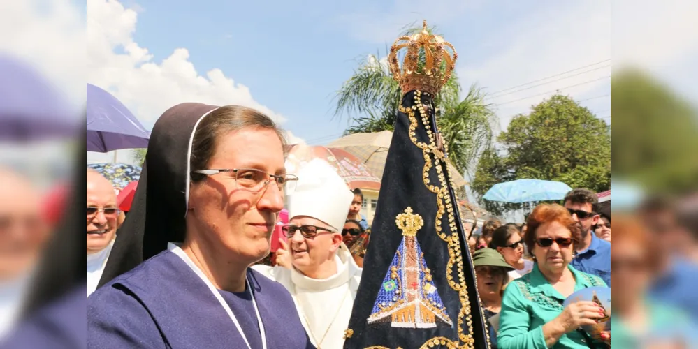 Milhares de fieis participam, todos os anos, da tradicional procissão em honra a Nossa Senhora Aparecida, em Ponta Grossa