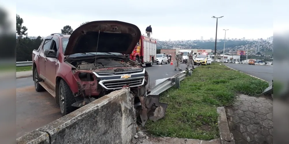 O condutor, de 75 anos, foi levado para um dos hospitais de Ponta Grossa