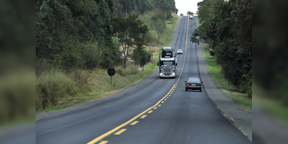 Serviços rotineiros, como roçada e limpeza de bueiros, sarjetas e valetas, estão suspensos em rodovias no Paraná
