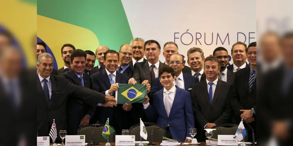 O presidente eleito Jair Bolsonaro posa com governadores eleitos e reeleitos