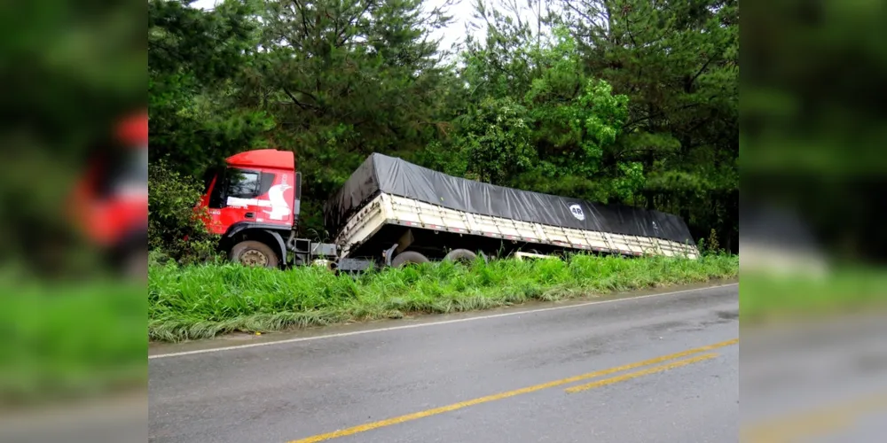 Caminhão com placas de Seara (SC) perde o controle e sofre um acidente na tarde desta quiarta-feira (15).