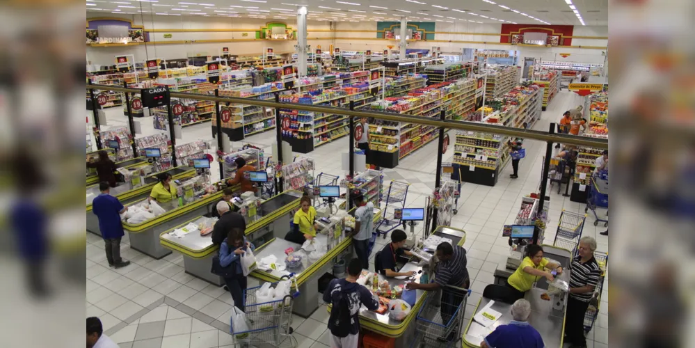Supermercados abrem em horário de domingo neste feriado