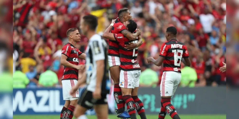 Vitória mantém matematicamente Flamengo na briga pelo título, com 63 pontos