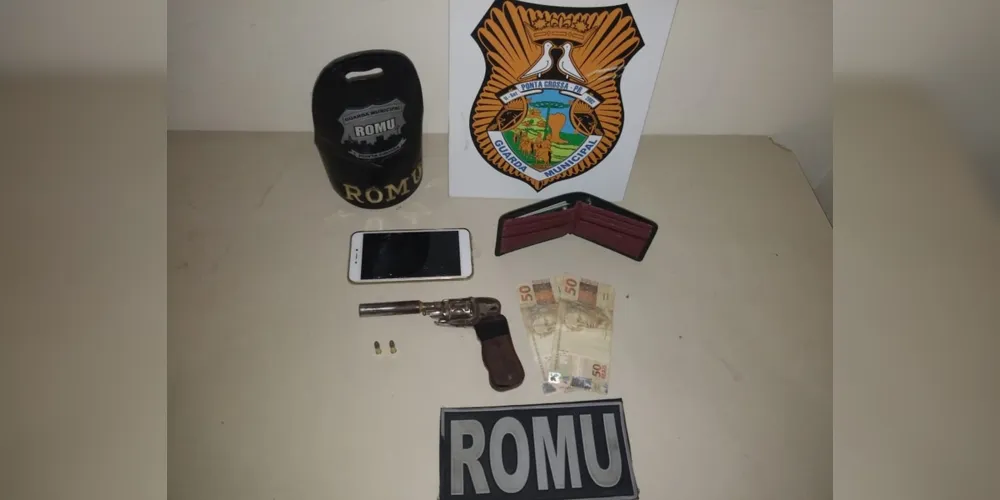 Arma e objetos roubados foram apreendidos pela Guarda Municipal com os dois suspeitos