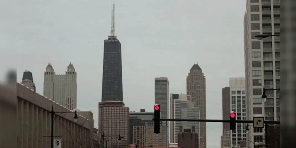 O prédio (no centro da foto, com a antena) é o 4º mais alto de Chicago 