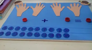 Imagem ilustrativa da imagem Atividade com dedos explora conceitos matemáticos em sala