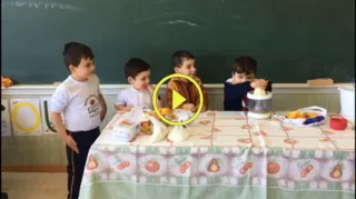 Imagem ilustrativa da imagem Alunos fazem bolo de laranja em aula sobre alimentação saudável