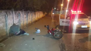 Imagem ilustrativa da imagem Em PG, motociclista bêbado cai ao tentar fugir da PM