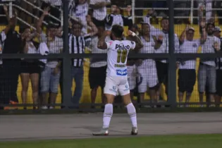 Imagem ilustrativa da imagem Santos bate Corinthians e vence terceira seguida no Brasileirão