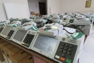Urnas eletrônicas são preparada em Palmeira para as eleições do segundo turno no próximo domingo (28).