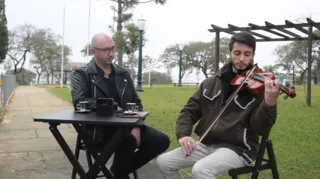 Violinista e drag-queen, Cristian Oliveira, é defensor da Arte Pop e um dos entrevistados desta edição.