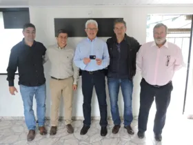 O presidente da concessionária CCR RodoNorte, Juvêncio Pires Terra, visitou o Estádio Germano Krüger junto da diretoria da equipe