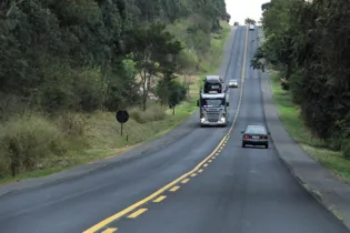 Serviços rotineiros, como roçada e limpeza de bueiros, sarjetas e valetas, estão suspensos em rodovias no Paraná
