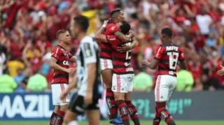 Vitória mantém matematicamente Flamengo na briga pelo título, com 63 pontos