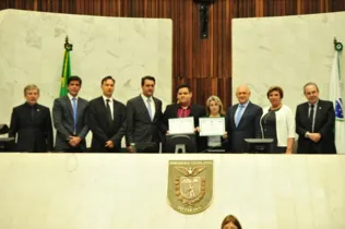 Vencedor do Geração Atitude 2018, Luiz Augusto Rodrigues e sua professora Genice Bratti recebem a premiação do presidente Ademar Traiano (PSDB), do governador eleito Ratinho Junior (PSD) e deputados presentes. 