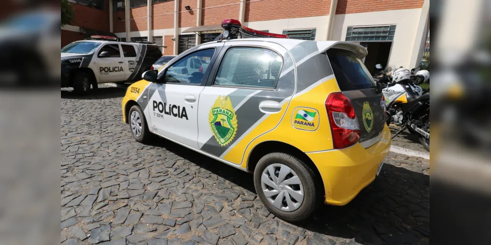 Dupla foi presa no centro da cidade com o celular roubado de uma mulher