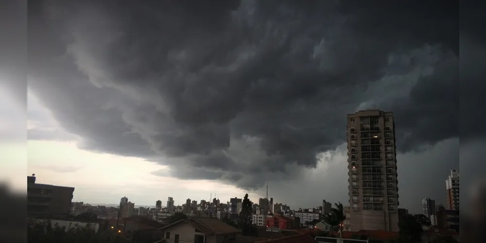 Imagem publicada em página do Facebook mostra mudança do tempo em Ponta Grossa