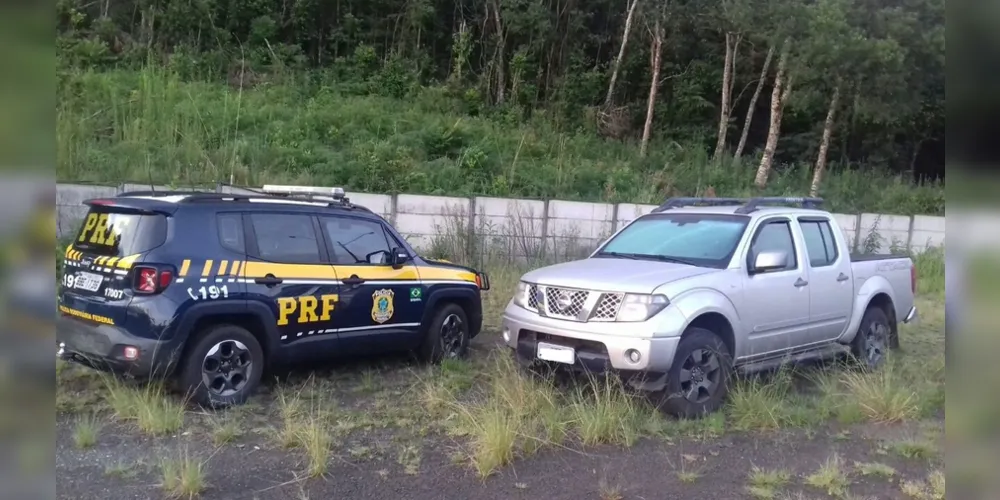 Veículo estava abandonado às margens da BR-277 em Fernandes Pinheiro