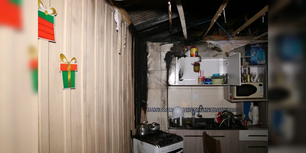 Chamas danificaram parede, telhado, utensílios domésticos e parte dos móveis da cozinha.