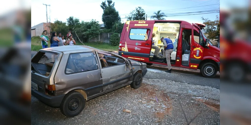 Imagem ilustrativa da imagem Motorista capota veículo em avenida de Ponta Grossa