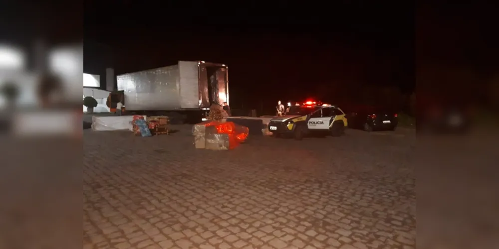 O contrabando estava dentro de um caminhão estacionado no pátio de um posto de combustíveis, na BR- 376