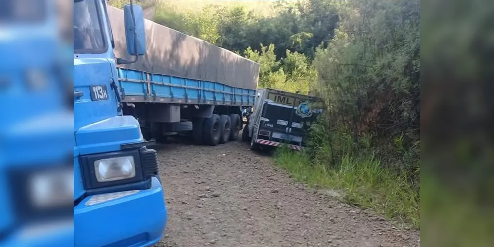 Viatura atingiu a traseira do caminhão