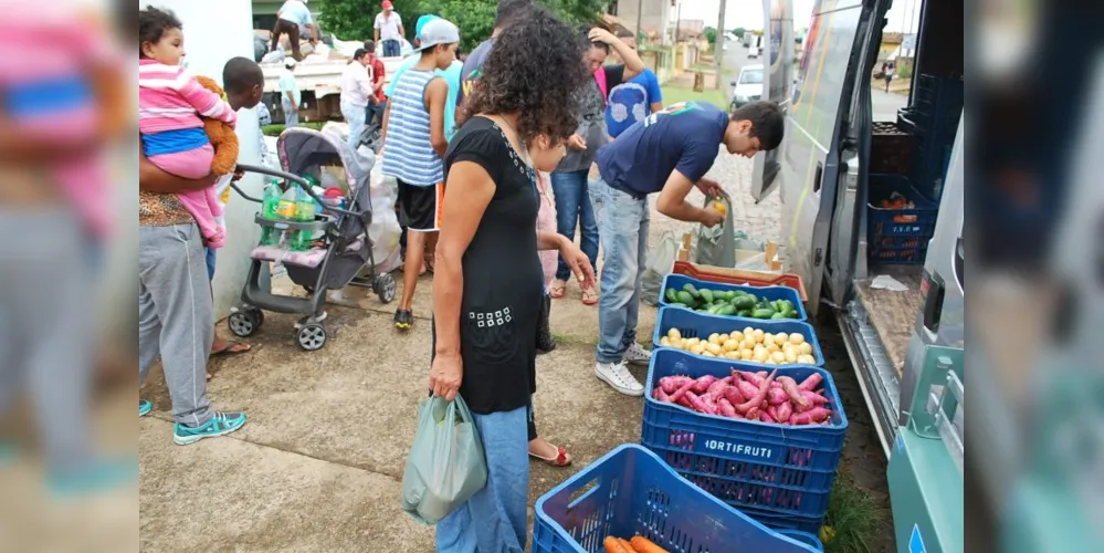 O 'Troca Saudável' é um projeto da Prefeitura de Carambeí e faz o escambo de material reciclável por hortifruti.