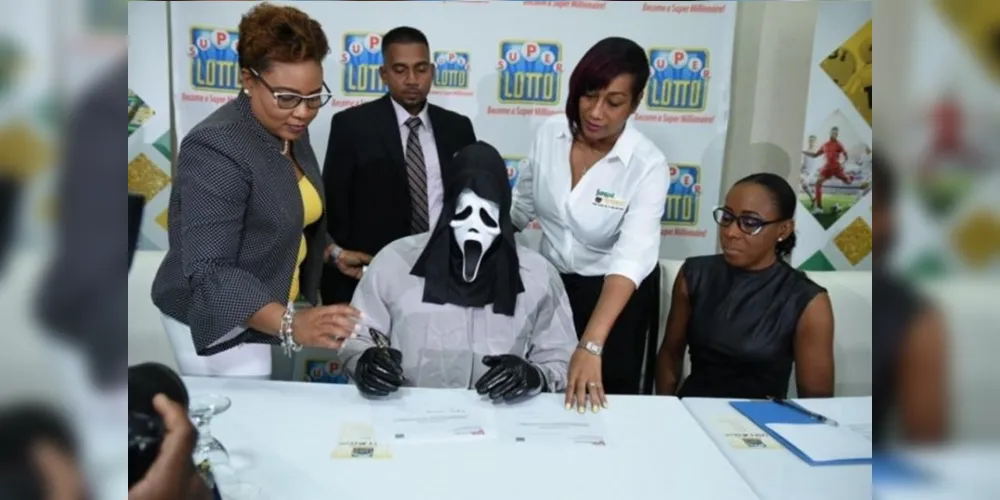 Imagem ilustrativa da imagem Ganhador de loteria recebe prêmio com máscara do Pânico