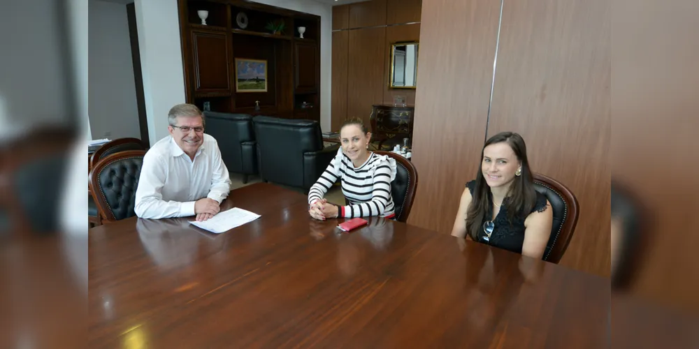 Juliana Belinoski, esteve na sede da Cohapar, em Curitiba, reunida com o presidente da empresa, Jorge Lange