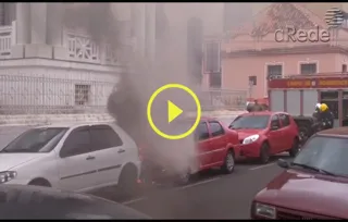 Imagem ilustrativa da imagem Carro estacionado pega fogo no centro de Ponta Grossa