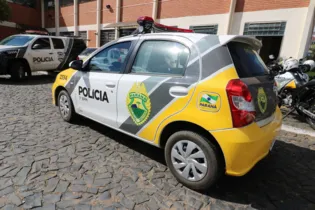 Dupla foi presa no centro da cidade com o celular roubado de uma mulher