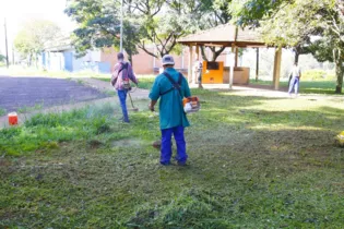 Detentos realizam manutenção da jardinagem em Uvaranas