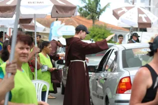Mais de 6 mil veículos já passaram pela Igreja em Uvaranas durante o dia