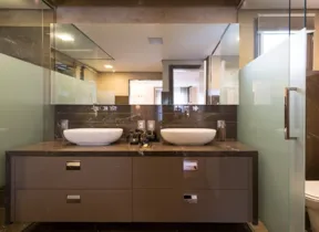 Em um banheiro médio, o projeto consegue oferecer mais elementos de bem-estar para os moradores