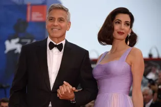 George Clooney é 16 anos e 9 meses mais velho que sua esposa, Amal Clooney.