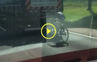 Imagem ilustrativa da imagem Ciclista se arrisca na PR-151 na ‘rabeira’ de caminhão