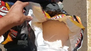 Policiais encontraram duas embalagens de substâncias granuladas utilizadas para a confecção de explosivos