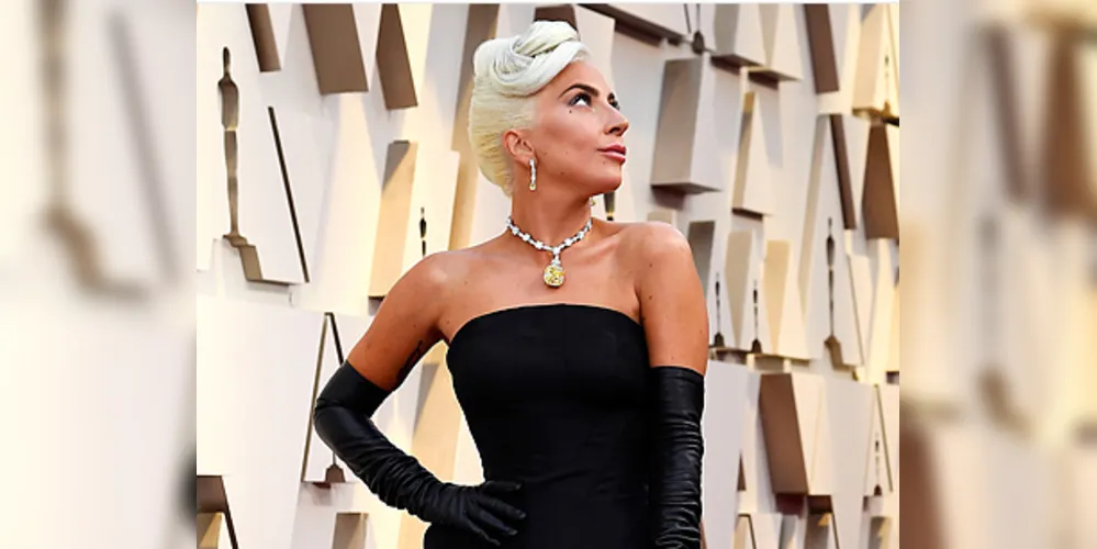 Lady Gaga veste Alexander MacQueen e colar Tiffany & Co. 