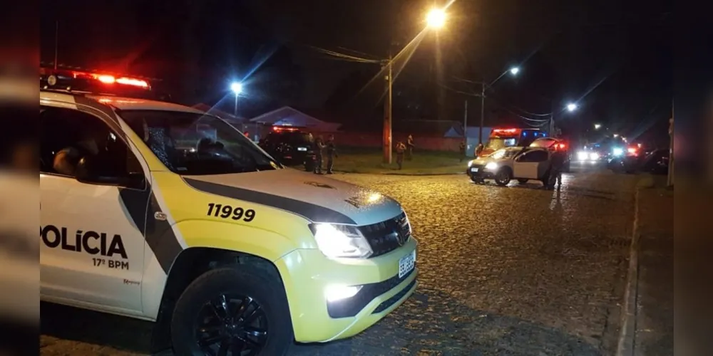 A dupla teria roubado um automóvel modelo Sandero Stepway de cor branca horas antes em Curitiba