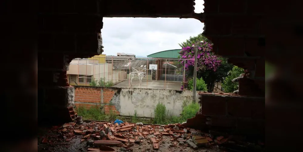 Dezenas de escolas no Paraná ficaram com as obras paradas 