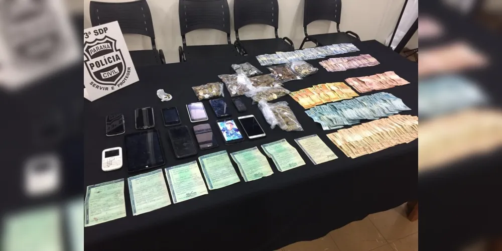 Além dos R$ 6,5 mil em dinheiro, polícia também encontrou celulares e documentos de carros