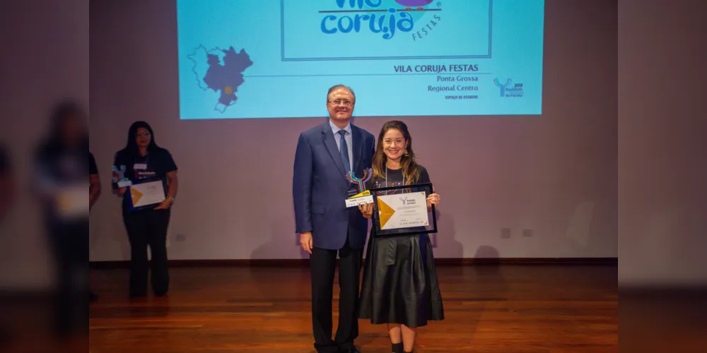 Empresária Karol de Saldanha, da Vila Coruja Eventos, de Ponta Grossa, recebeu o certificado do diretor de Operações do Sebrae/PR, Júlio César Agostini.