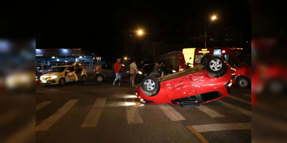 Colisão, no cruzamento com a Rua Riachuelo, envolveu um Renault Sandero e um Fiat Mobi