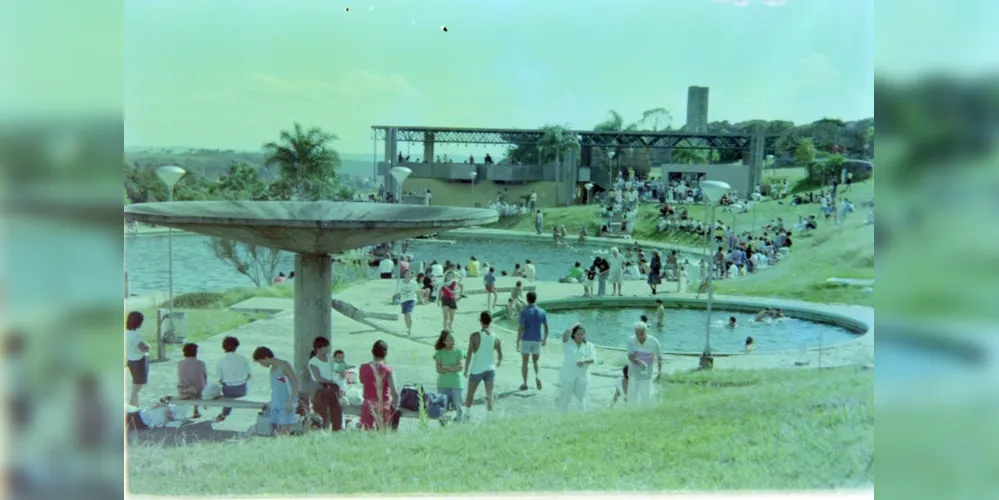 A imagem, datada de 1984, mostra dezenas de pessoas banhando-se e se divertindo neste espaço de lazer